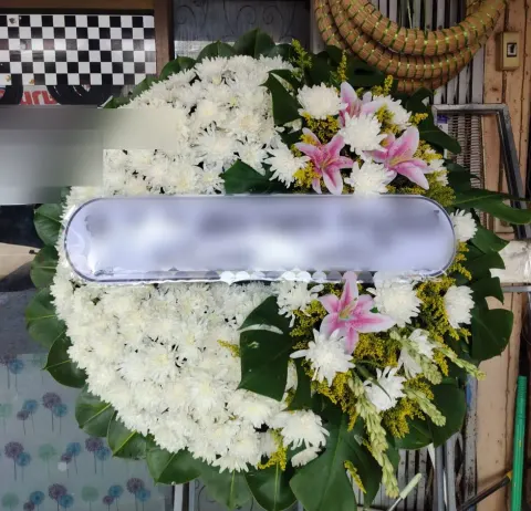 พวงหรีดลิลลี่ โทนขาวเหลืองเขียว