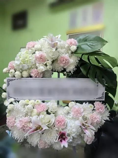 พวงหรีดลิลลี่ โทนขาวชมพู
