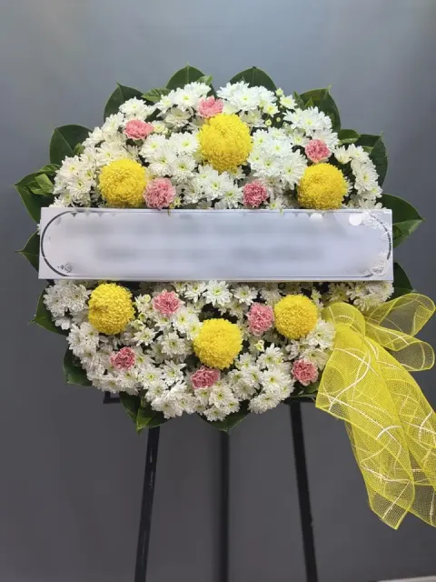 พวงหรีดคาร์เนชั่น โทนเหลืองขาวชมพู