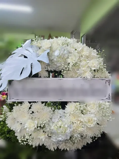 พวงหรีดไฮเดรนเยีย โทนครีมขาว