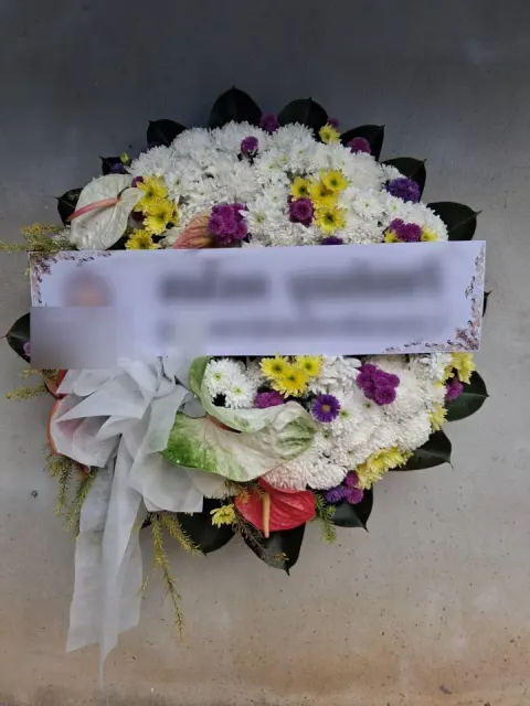 พวงหรีดหน้าวัว โทนขาวเหลืองม่วง