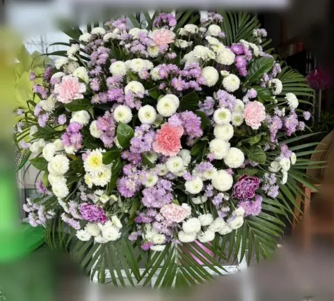 พวงหรีดคาร์เนชั่น โทนม่วงชมพู