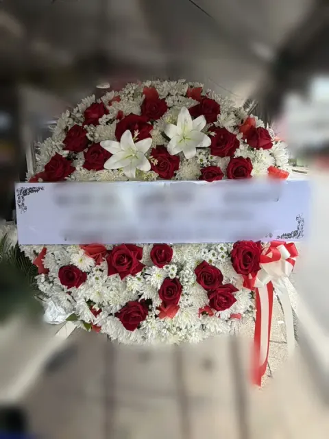 พวงหรีดกุหลาบ โทนแดงขาว