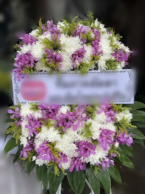 พวงหรีดกล้วยไม้ โทนขาวม่วง