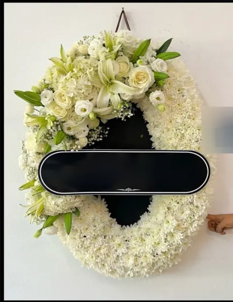 พวงหรีดลิลลี่ โทนขาวเขียว