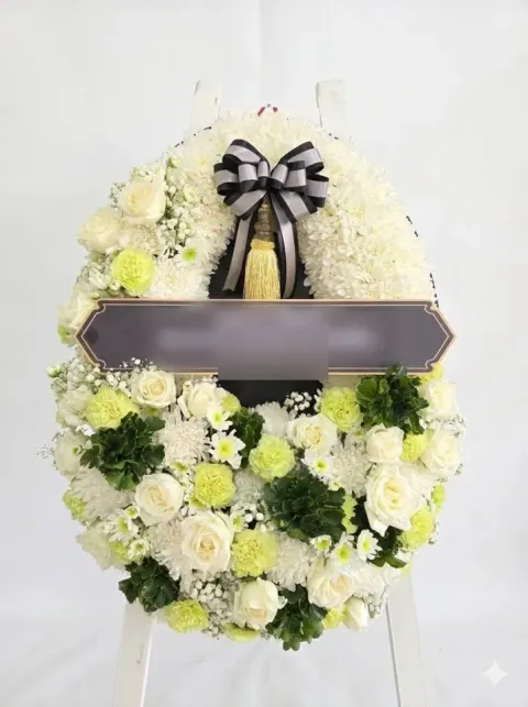 พวงหรีดกุหลาบ โทนขาวเขียวครีม