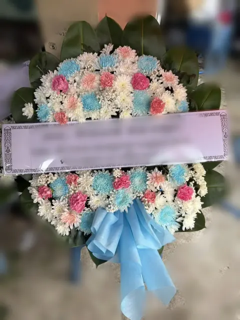 พวงหรีดคาร์เนชั่น โทนฟ้าชมพูขาว