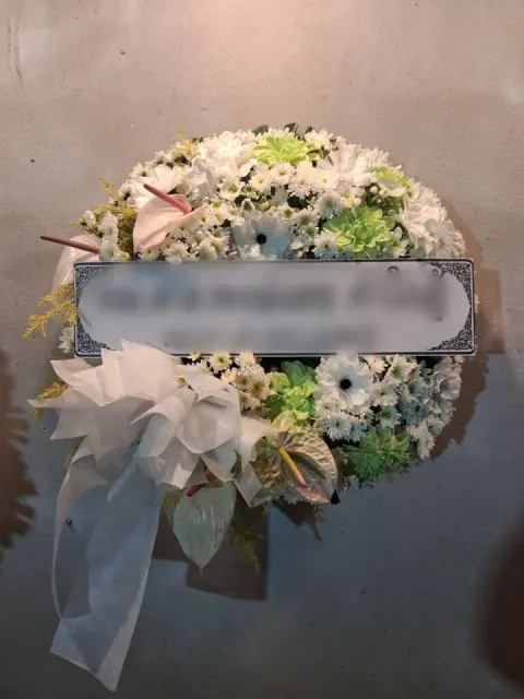 พวงหรีดหน้าวัว โทนขาวเขียว