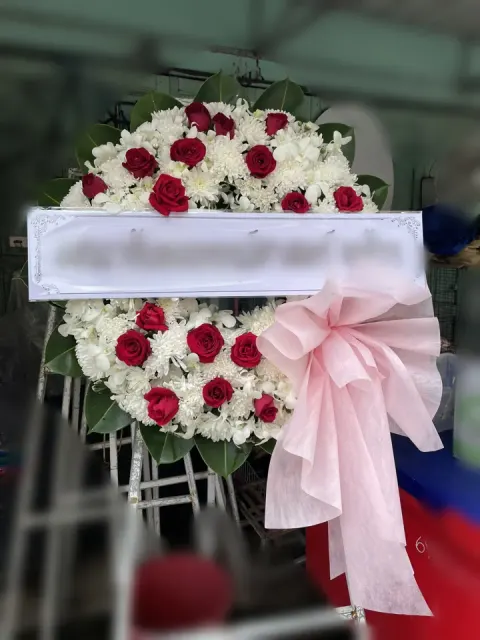 พวงหรีดกล้วยไม้ โทนขาวแดง
