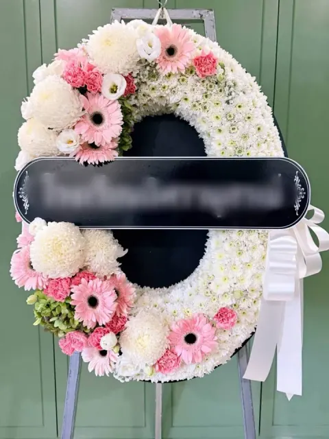 พวงหรีดเยอบีร่า โทนชมพูขาว