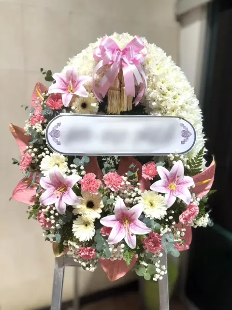 พวงหรีดลิลลี่ โทนขาวชมพู
