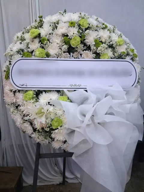 พวงหรีดลิลลี่ โทนเขียวขาว