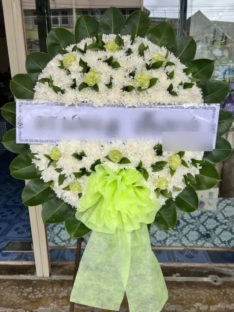พวงหรีดดอกไม้สด โทนขาวเขียว