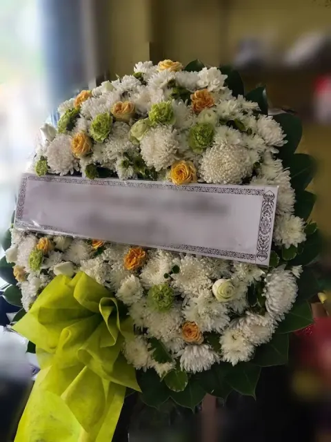 พวงหรีดกุหลาบ โทนเหลืองเขียวขาว