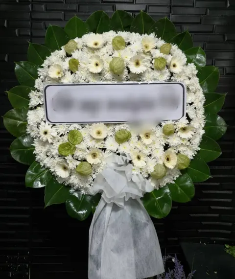 พวงหรีดเยอบีร่า โทนครีมเขียว