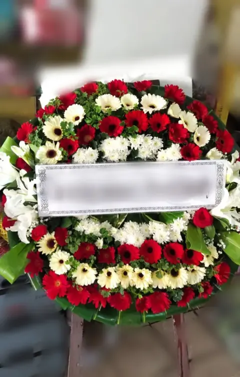 พวงหรีดลิลลี่ โทนเขียวขาวแดง