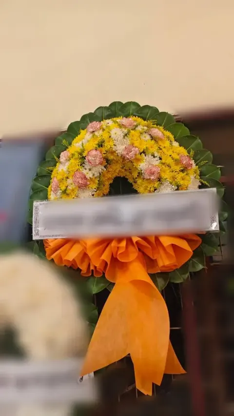พวงหรีดคาร์เนชั่น โทนส้มขาว