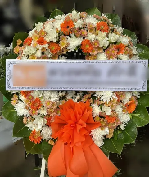 พวงหรีดเยอบีร่า โทนส้มขาว