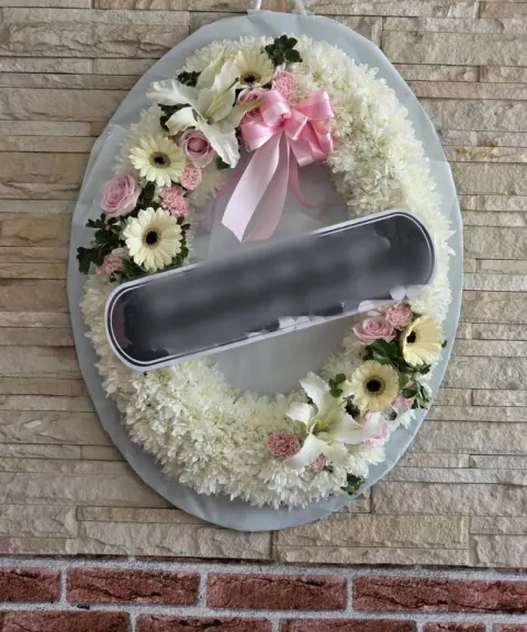 พวงหรีดลิลลี่ โทนขาวครีมชมพู