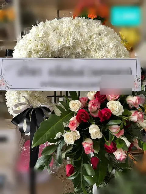 พวงหรีดกุหลาบ โทนขาวเขียวแดง