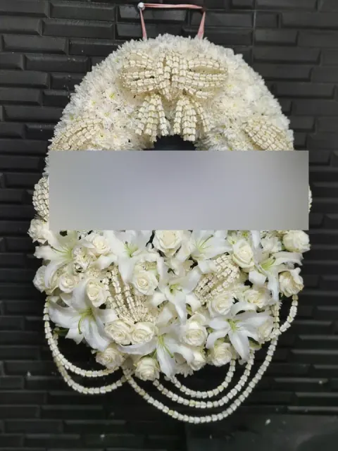 พวงหรีดลิลลี่ โทนขาวครีม