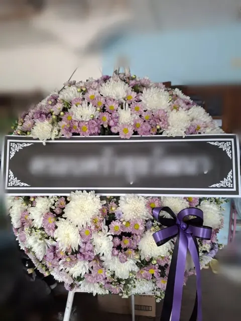 พวงหรีดดอกไม้สด โทนขาวม่วงชมพู