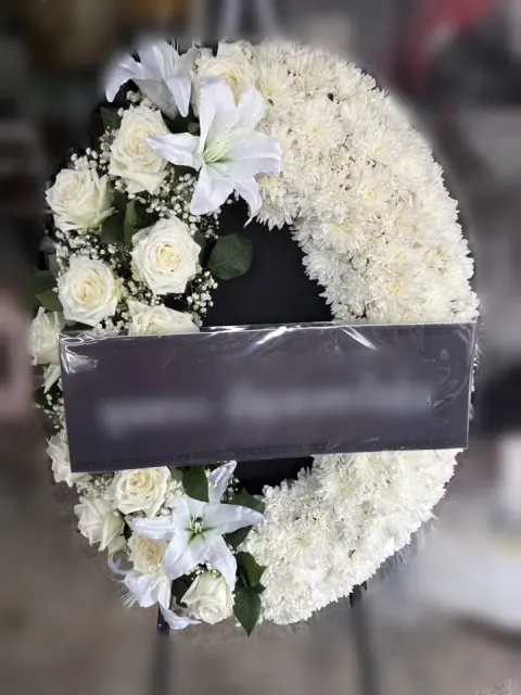 พวงหรีดลิลลี่ โทนขาวเขียว