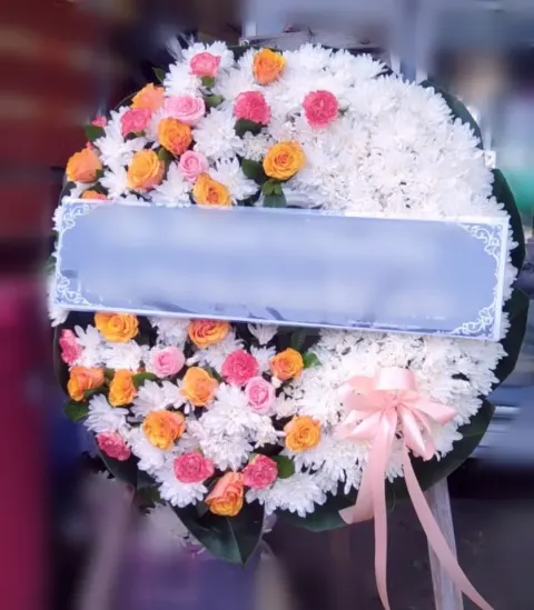 พวงหรีดกุหลาบ โทนขาวล้วน
