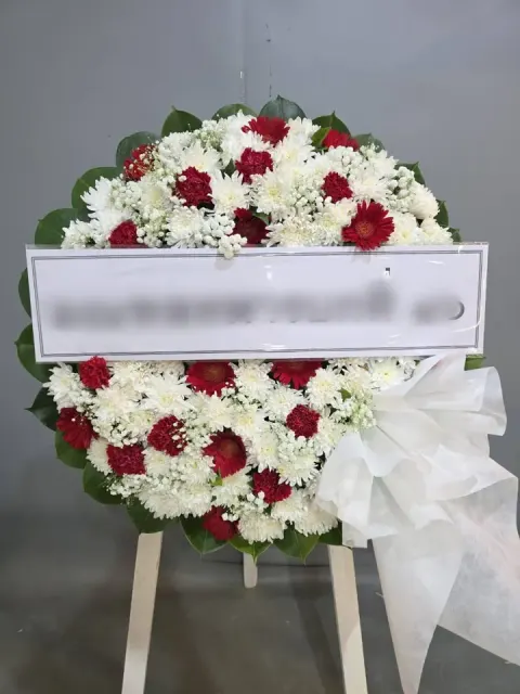 พวงหรีดเยอบีร่า โทนแดงขาว