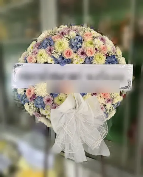 พวงหรีดกุหลาบ โทนฟ้าชมพูแดง