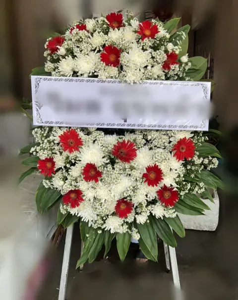 พวงหรีดเยอบีร่า โทนแดงขาวเขียว