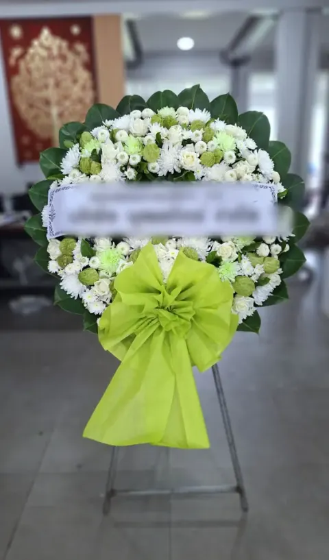 พวงหรีดกุหลาบ โทนเขียวขาว