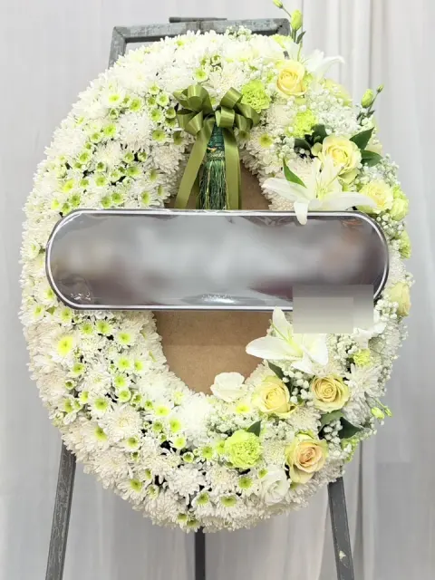 พวงหรีดลิลลี่ โทนครีมเหลืองขาว