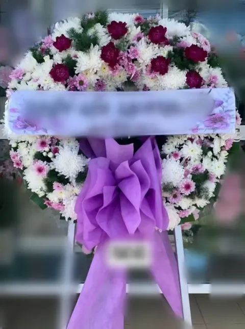 พวงหรีดคาร์เนชั่น โทนม่วงชมพูขาว
