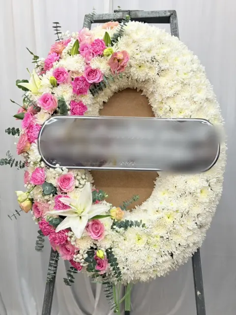 พวงหรีดลิลลี่ โทนขาวชมพูเขียว