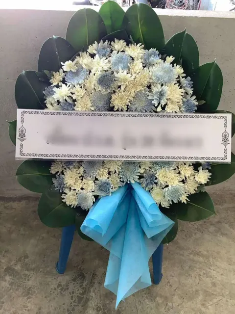 พวงหรีดดอกไม้สด โทนฟ้าขาว
