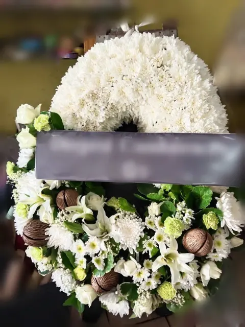 พวงหรีดลิลลี่ โทนขาวเขียว