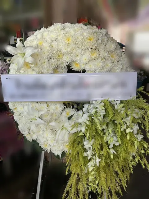 พวงหรีดกล้วยไม้ โทนเขียวครีม