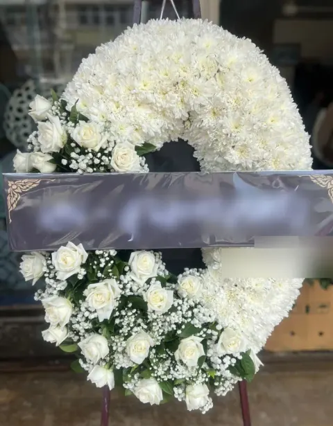 พวงหรีดกุหลาบ โทนขาวครีมเขียว