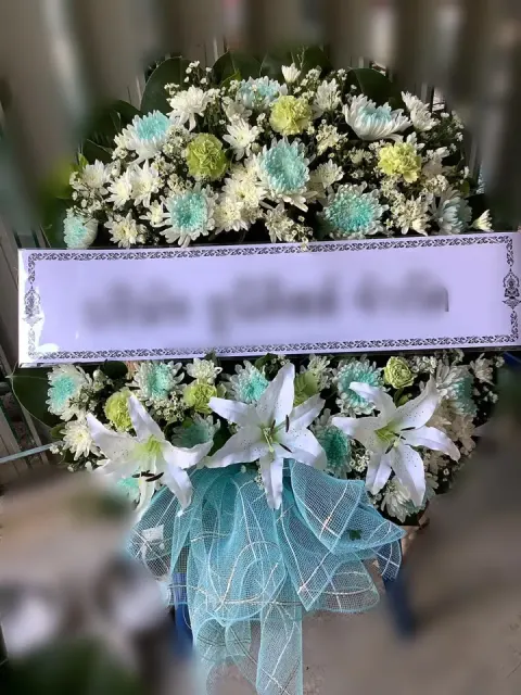 พวงหรีดลิลลี่ โทนขาวฟ้าเขียว