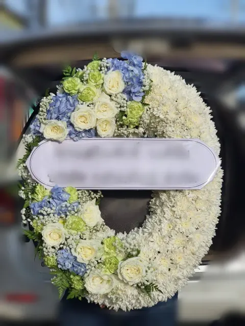 พวงหรีดกุหลาบ โทนฟ้าเขียวขาว