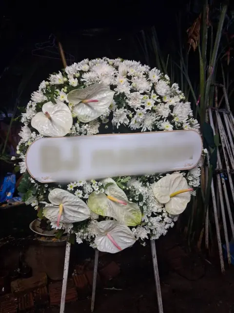พวงหรีดหน้าวัว โทนขาวเขียว