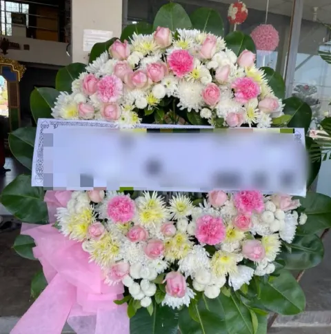 พวงหรีดกุหลาบ โทนชมพูขาวเหลือง