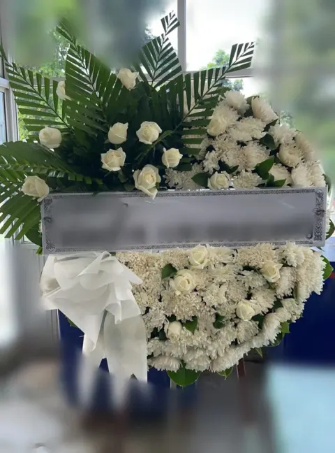 พวงหรีดกุหลาบ โทนขาวเขียว