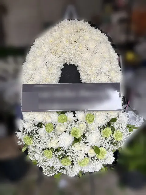 พวงหรีดกุหลาบ โทนขาวเขียว