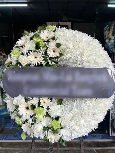 พวงหรีดกุหลาบ โทนครีมเขียวขาว