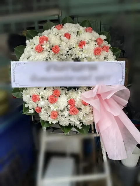 พวงหรีดกล้วยไม้ โทนขาวส้ม