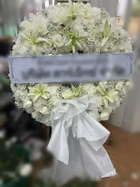 พวงหรีดกุหลาบ โทนเขียวครีมขาว