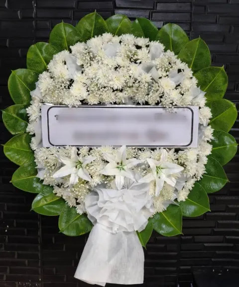 พวงหรีดลิลลี่ โทนขาวครีมเขียว