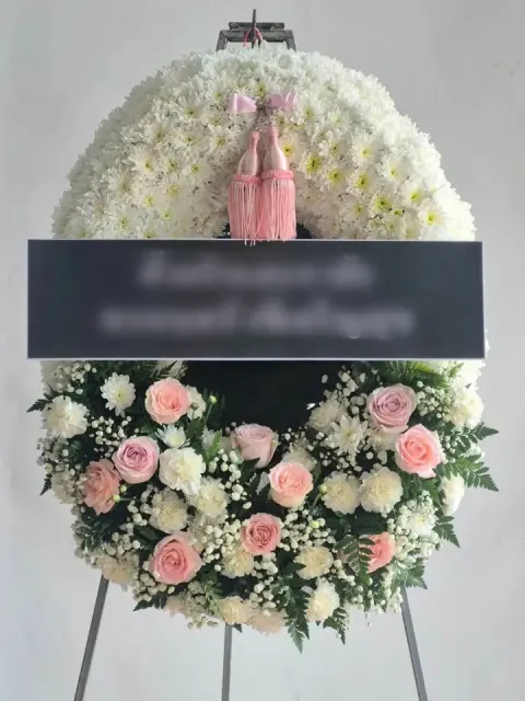 พวงหรีดกุหลาบ โทนขาวชมพูครีม